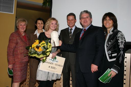 Preisübergabe durch Prof. Dr. Andrea Dungl-Zauner, Dr. Gerhard Plasonig, Michael Heinrich, Mag. Claudia Dungl-Krist und Dr. Monika Lindner an die Gewinnerin Anja Alturban