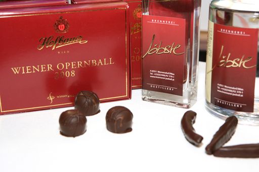 Vorschau Bild von Jöbstl schnaps inside: Das Opernball-Konfekt 2008 wird mit Edelbrand aus der steirischen Brennerei Jöbstl verfeinert