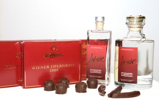 Vorschau Bild von Wiener Opernball 2008 - 'Hochgeistiges' Präsent als Herrenspende. Jöbstl-Destillat verfeinert Trüffel der Confiserie Hofbauer.