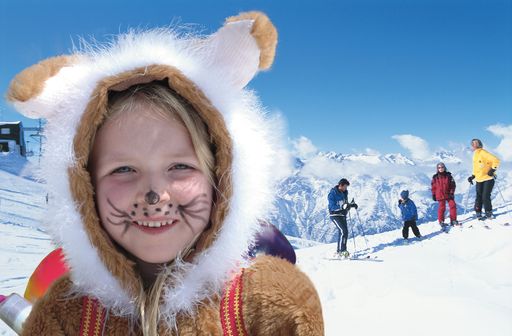 Gratisskipässe für Kinder bis 14 Jahre und ein tolles Programm im Schnee zeichnen die kunterbunten Osterwochen in der Tiroler Skiregion Venet aus.