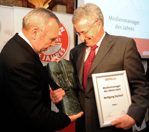Vorschau Bild von APA-Geschaeftsführer Wolfgang Vyslozil (r.) und BK Alfred Gusenbauer anlässlich der Auszeichnung "Journalisten des Jahres" in der Kategorie "Medienmanager des Jahres" am Mittwoch, 23. Jaenner 2008 in Wien.