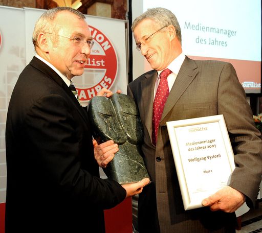  APA-Geschaeftsführer Wolfgang Vyslozil (r.) und BK Alfred Gusenbauer anlässlich der Auszeichnung "Journalisten des Jahres" in der Kategorie "Medienmanager des Jahres" am Mittwoch, 23. Jaenner 2008 in Wien.