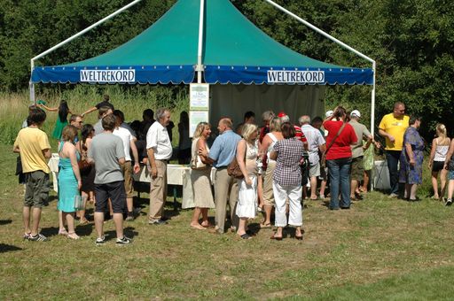 Vorschau Bild von Der Weltrekordpavillon wurde von den Festgästen regelrecht gestürmt: 797 Teilnehmer ermöglichten den Weltrekord!
