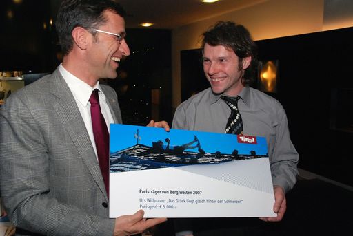  Der Preisträger von Berg. Welten 2007 Urs Willmann freut sich über Euro 5.000,--, überreicht von Josef Margreiter.
