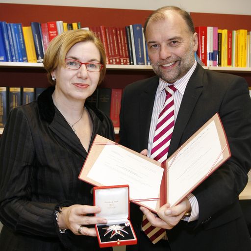 Generalsekretär Peter Quantschnigg überreicht UFS-Präsidentin Daniela Moser das große Ehrenzeichen für Verdienste um die Republik Österreich