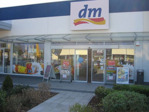 "dm drogerie markt wird seine ersten bulgarischen Filialen zu Beginn des Jahres 2009 eröffnen."