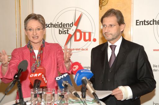 Entscheidend bist DU! - Bundesministerin Schmied und Bundesminister Hahn starten Demokratie-Dialog mit Jugendlichen, v.l.n.r.: Dr. Claudia Schmied (Bundesministerin für Unterricht, Kunst und Kultur), Dr. Johannes Hahn (Bundesminister für Wissenschaft und Forschung)
http://pressefotos.at/m.php?g=1&u=1&dir=200801&e=20080131_m&a=event