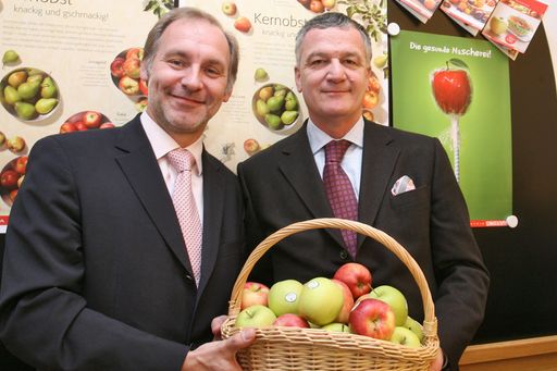 PK AMA - Gütesiegel für Äpfel der Marke frisch - saftig - steirisch. v.l.n.r.: Mag. Manfred Stessel (Geschäftsführer der OPST Obst Partner Steiermark GmbH), Dr. Stephan Mikinovic (Geschäftsführer der AMA Marketing GesmbH).
http://pressefotos.at/m.php?g=1&u=52&dir=200801&e=20080131_a&a=event
