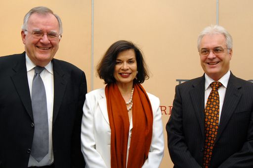  Die weltbekannte Menschenrechtsaktivistin und Präsidentin des World Future Council, Bianca Jagger kam auf Einladung des Geschäftsführers der in Salzburg beheimateten DMT Technology GmbH, Dr. Wolfgang Pinegger, zum Wiener Opernball.
Foto v.l.n.r.: Dr. Walter Schwimmer,  Bianca Jagger (Präsidentin des World Future Council), Dr. Wolfgang Pinegger (DI DMT Technology GmbH)
 http://pressefotos.at/m.php?g=1&u=53&dir=200801&e=20080131_d&a=event