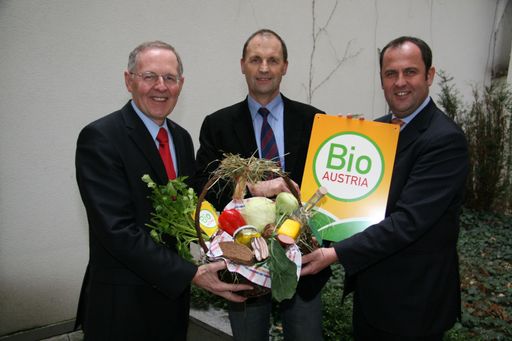 Gemeinsam für den Bio-Standort Österreich - Im Bild v.l.n.r.: LK Ö Präsident Gerhard Wlodkowski, BIO AUSTRIA Obmann Rudi Vierbauch und Bundesminister Josef Pröll
