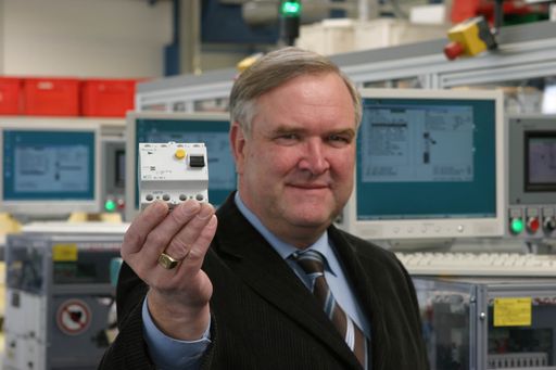 CEO Theo Kubat zeigt den Moeller FI Schalter