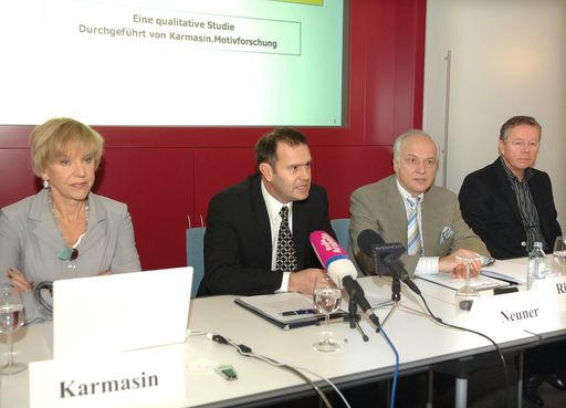 Studie "Die Sprache der Schuhe": Zeig mir Deine Schuhe, und ich sage Dir, wer Du bist, v.l.n.r.: Dr. Helene Karmasin (Karmasin.Motivforschung), Mag. Michael Neuner (Geschäftsführer der Vital Schuhe GmbH, Verband der Öst. Schuhindustrie), Dr. Kurt Riemer (Koordinator der Initiative Österreichische Schuhwirtschaft), Wilhelm Totter (Schuhhaus Totter, Obmann Werbegemeinschaft der österreichischen Schuhwirtschaft)
http://pressefotos.at/m.php?g=1&u=1&dir=200802&e=20080201_s&a=event