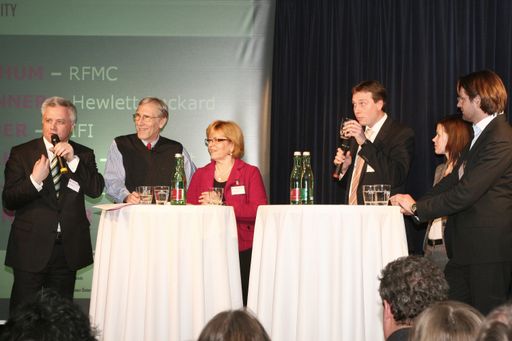 Bei der APA-E-Business-Community diskutierten Experten und Expertinnen über IT-Arbeitsmarkt und Fachkräftemangel (v.l.n.r.): Albert Gebauer (WIFI), Robert Fitzthum (Robert Fitzthum Management Consulting), Christine Donner (Hewlett-Packard), Alexander Hahnefeld (Microsoft Österreich), Julia Kniescheck (ANECON) und Wolfgang Leindecker (NextiraOne).