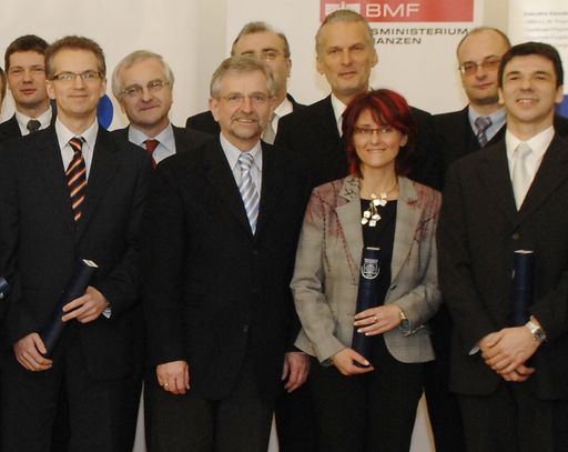 Vizekanzler Finanzminister Molterer, RH-Präsident Moser, WU-Vizerektor Michael Holoubek und wissenschaftlicher Leiter des MBA Public Auditing Univ.Prof. Gabriel Obermann überreichen MBA-Diplomurkunden