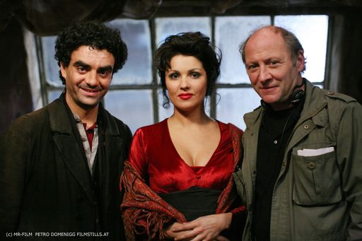 Im Bild v.l.n.r.: Rolando Villazón, Anna Netrebko, Robert Dornhelm. Das Foto ist bei vollständiger Nennung des Fotovermerks und zur direkten Bewerbung von LA BOHÈME honorarfrei. Bei anderweitiger Nutzung sowie bei fehlendem Fotovermerk honorarpflichtig.