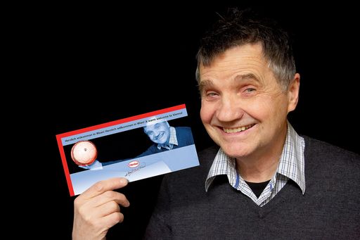 Schauspieler Klaus Rott präsentiert den Henkel Fan Guide.