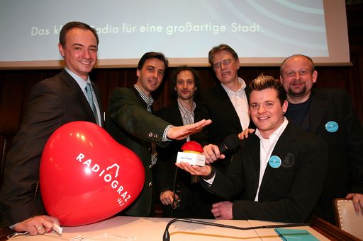  Radio Graz geht on air! Am Samstag, den 2.2. um 09:42 Uhr drückt der Grazer Bürgermeister Siegfried Nagl im Gemeinderatssitzungssaal des Rathauses den Startknopf von Radio Graz - das neue Stadtradio geht on air und überträgt den Sendestart live. Im Bild v.l.n.r.: Gf Mag. Nikolaus Wisiak, Bgm. Mag. Siegfried Nagl, Michael Ostrowski, Leykam Vorstand Hans Marcher, Ex-Starmaniac Gernot Pachernigg und Gf. Dr. Martin Zimper.