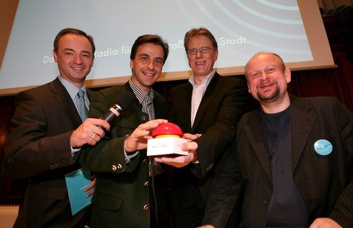 Vorschau Bild von Sendestart Radio Graz - Am 2.2. um Punkt 09:42 Uhr drückt Bürgermeister Siegfried Nagl den Startknopf von Radio Graz - der neue Sender geht live on air! Im Bild v.l.n.r.: Gf Mag. Nikolaus Wisiak, Bgm. Mag. Siegfried Nagl, Hans Marcher, Vorstand Leykam Medien AG und Gf Dr. Martin Zimper.