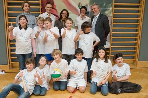 Das forum. ernährung heute bringt Bewegung in die Nachmittagsbetreuung von neun Partnerschulen und über den Bewegungswettbewerb plan [be] auch über die Schultore hinaus. Im Bild (v.l.n.r.): Florian Szobek (ASVÖ NÖ), Mag. Christian Halbwachs (BSO), Mag. Marlies Gruber (wissenschaftliche Leiterin forum. ernährung heute), Mag. Claudia Goblik-Ruffer (ASVÖ NÖ), Direktor Roderich Magyar (BG/BG Baden Frauengasse), am Projekt teilnehmende SchülerInnen des BG/BRG Baden Frauengasse.