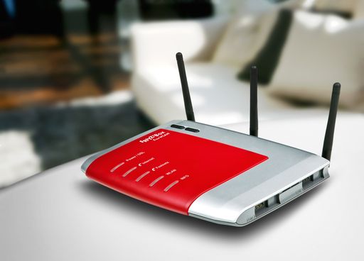  Die FRITZ!Box Fon WLAN 7270 von AVM ist mehr denn je die zentrale Datendrehscheibe am Breitbandanschluss. Der neue WLAN-Standard 11n sorgt für eine optimale Übertragung von Daten, Sprache und Filmen. Für Internet- und Festnetztelefonie bietet die FRITZ!Box Fon WLAN 7270 neben Anschlüssen für analoge und ISDN-Telefone erstmals eine integrierte DECT-Basisstation.