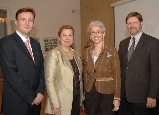 Pressekonferenz - Bluthochdruck und Medikamente beeinflussen die Sexualität, v.l.n.r.: Univ.-Prof. Dr. Georg Schatzl (Facharzt Urologie, Urologische Klinik Wien, Med. Univ. Wien), Mag. Beate Hartinger (Hauptverband der österreichischen Sozialversicherungsträger), Univ.-Prof. Dr. Jeanette Strametz-Juranek (Univ.Klinik Innere Medizin AKH Wien), Dr. Erwin Rebhandl (Präsident Österreichische Gesellschaft für Allgemein- und Familienmedizin ÖGAM)
http://pressefotos.at/m.php?g=1&u=1&dir=200802&e=20080205_e&a=event
