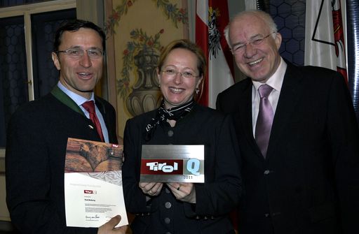 Auch die Landestourismusorganisation darf sich dank hervorragender Ergebnisse über die Auszeichnung "Tirol Q" freuen. Landeshauptmann Herwig van Staa überreichte Josef Margreiter, GF der Tirol Werbung und Projektbetreuerin Katleen Johne das Qualitätssiegel (v.re.).