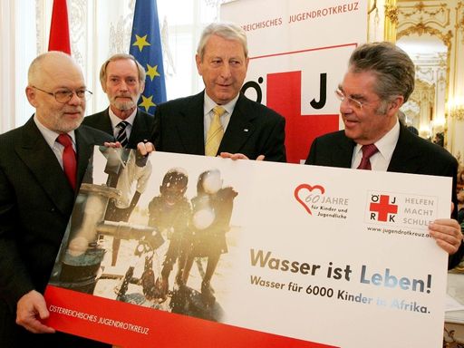 v.l.: Wilhelm Wolf, stv. Bundesvorsitzender Österreichisches Jugendrotkreuz (ÖJRK), Heinz Gruber, Bundesvorsitzender ÖJRK, Fredy Mayer, Präsident Österreichisches Rote Kreuz, Bundespräsident Heinz Fischer