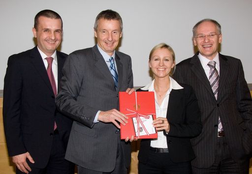 Vorschau Bild von vlnr: Hubert Sauer, BIPA Geschäftsführer, Dr. Martin Bartenstein, Bundesminister für Arbeit und Wirtschaft, Marlies Feiertag, BIPA Lehrlingsreferentin, Dietmar Gruber, BIPA Geschäftsführer