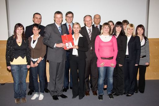 vlnr: Hubert Sauer, BIPA Geschäftsführer, Dr. Martin Bartenstein, Bundesminister für Arbeit und Wirtschaft, Werner Wutscher, Vorstand REWE Group Austria, Marlies Feiertag, BIPA Lehrlingsreferentin, Dietmar Gruber, BIPA Geschäftsführer, Frank Hensel, Vorstand REWE Group Austria, und BIPA-Lehrlinge bzw. ehemalige BIPA-Lehrlinge