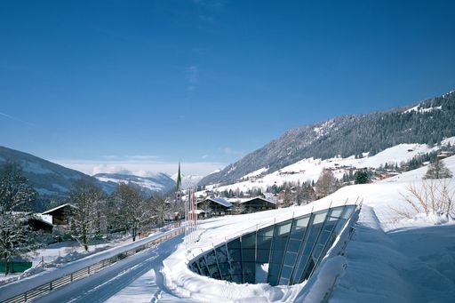  In drei Jahren Umsatz verdoppelt! Der Tiroler Kongressort Alpbach akquiriert mit seinem Dorfkonzept zahlreiche internationale Konzerne als Tagungskunden.