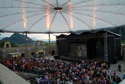 Unter dem Motto "Public Viewing statt Patschenkino" überträgt die Festung Kufstein in der Zeit vom 7. bis 29. Juni alle Spiele der Fußball-Europameisterschaft 2008 auf einer 30 qm-Großbildleinwand.