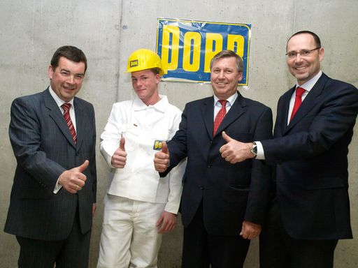 Die Festredner zur Feier anlässlich der Dachgleiche auf der Baustelle: (v.l.n.r.):  Dir. Ing. Friedrich Gruber, Geschäftsführer der PORR Solutions Immobilien- und Infrastrukturprojekte GmbH,  Mike Degel, Lehrling bei der PORR Projekt- und Hochbau AG,  Bezirksvorsteher Erich Hohenberger,  Mag. Martin Wiesinger, Geschäftsführer SECURITAS Sicherheitsdienstleistungen GmbH