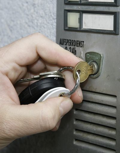 Das Ende des "Postschlüssels": In Zukunft ersetzt eine Antenne das Postschloss. Somit bietet die Gegensprechanlage wieder den ursprünglich geplanten Schutz.