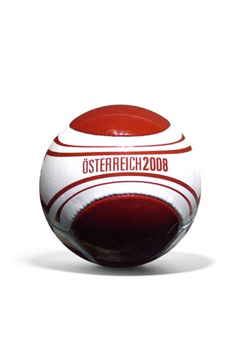  SOCCER FIRST, Österreichs Nr. 1 für Merchandising und Werbefußbälle kündigt ein neues Sortiment mit ÖSTERREICH 2008 Fußbällen bei der 89.ÖSFA - Sportfachmesse von 24. - 26. Februar in Bergheim/Salzburg an.