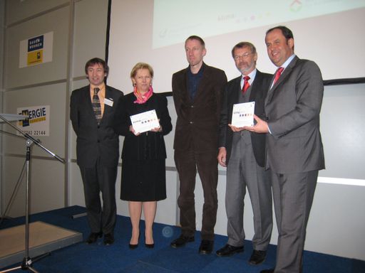 Vorschau Bild von Verleihung der klima:aktiv Haus-Plakette an den mehrgeschossigen Passivwohnbau Utendorfgasse 7, 1140 Wien. Im Bild (v.l.n.r.): Herbert Greisberger, ÖGUT / Brigitte Jank, Wirtschaftskammer Wien / Helmut Schöberl, Baumeister / Wilfried Hartl, Bauträger Heimat Österreich / Josef Pröll, Bundesminister