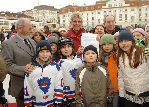  WEV: Bald kein Eislaufen mehr im Herzen Wiens?, v.l.n.r.: Toni MÜLLER (Vizepräsident WEV), Trixi SCHUBA (Olympiasiegerin, Vorstandsmitglied WEV), Otto SCHENK (Kammerschauspieler, Ehrenpräsident WEV)
http://pressefotos.at/m.php?g=1&u=1&dir=200802&e=20080222_w&a=event