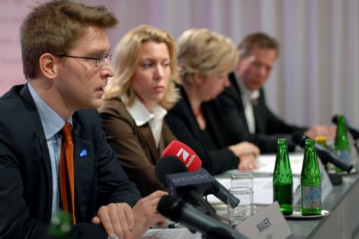  Im Bild (v.l.n.r.): Mag. Maximilian Maier, GF FMK; Mag. Claudia Übellacker, Leiterin Team Umwelt, mobilkom Austria; Mag. Margit Kropik, External Affairs und EMF, T-Mobile Austria; Mag. (FH) Harald Daspelgruber, EMVU Communication Manager, Hutchison 3G. Nicht am Bild: Ing. Heinz Münzer, Infrastrukturleiter Stmk., mobilkom austria; Ing. Johann Killian, EMVU und Umwelt, ONE.