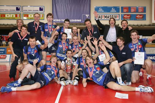 Die Mannen von Hypo Tirol haben den Heimvorteil im österreichischen Volleyball Cup-Finale genutzt und siegen im Finale gegen Hartberg mit 3:1. BAU!MASSIV!, die Arbeitsgemeinschaft der österreichischen Baumeister und der Hersteller mineralisch gebundener Baustoffe, freut sich mit dem jungen Team und gratuliert sehr herzlich. Im Bild: Hypo Tirol Volleyball Team.
