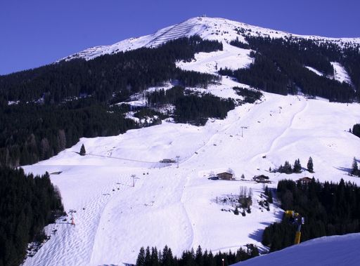  Dank der perfekt beschneiten Pisten herrschen momentan trotz den frühlingshaften Temperaturen ausgezeichnete Bedingungen für alle Skifahrer und Snowboarder und der Skibetrieb ist bis Mitte April gesichert. Tagesaktuell kann man sich auf www.saalbach.com auf neun Webcams von der ausgezeichneten Schneelage selbst überzeugen.
