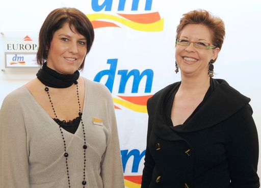dm TalenteSuche08, v.l.n.r.: Mag. Petra Mathi (Ressort Mitarbeiter, Mitgl. der Geschäftsleitung DM,), Christine Marek (Staatssekretärin Bundesministerium für Wirtschaft und Arbeit)
http://pressefotos.at/m.php?g=1&u=1&dir=200802&e=20080227_d&a=event