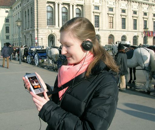 Vorschau Bild von Die so genannten iGuides von itour sind intuitiv zu bedienen und sorgen mit spannenden Informationen, Bildern und Musik sowie mit den persönlichen Erlebnissen von Sisi und Mozart für einen ganz besonderen Wien-Besuch.