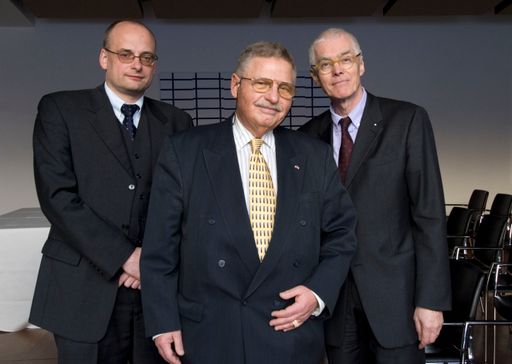 Die Festschrift zum 65er für den Grandseigneur der österreichischen Wohnungswirtschaft, Komm.-Rat Helmut Puchebner (m.), geriet zum neuen Standardwerk: "Die österreichische Wohnungsgemeinnützigkeit - ein europäisches Erfolgsmodell". Über 40 ausgewiesene Experten folgten der Einladung der beiden Herausgeber, Prof. Dr. Klaus Lugger (re.) und Prof. Dr. Michael Holoubek (li.), und lieferten Beiträge mit neuesten Erkenntnissen über die gesamte Breite der gemeinnützigen Wohnungswirtschaft. Das von Dr. Wolfgang Amann redigierte Werk erschien in der Manzschen Verlags- und Universitätsbuchhandlung Wien und wurde vor der versammelten österreichischen Wohnbauprominenz in Wien vorgestellt.