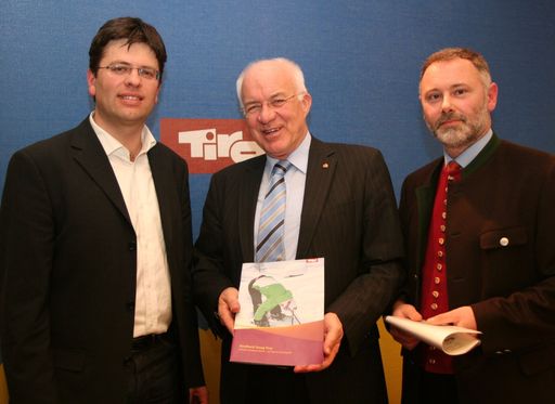 LH van Staa, Dr. Michael Brandl (Tirol Werbung) (links im Bild) und Dr. Gerhard Föger (r.) stellten heute das Konzept Jugendtourismus in Tirol vor.