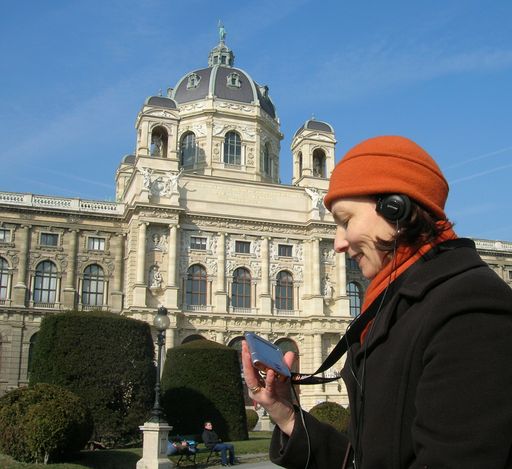 Vorschau Bild von Die so genannten iGuides von itour sind intuitiv zu bedienen und sorgen mit spannenden Informationen, Bildern und Musik sowie mit den persönlichen Erlebnissen von Sisi und Mozart für einen ganz besonderen Wien-Besuch.