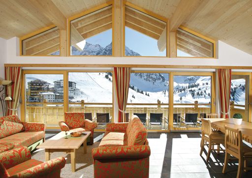  Ein innovatives Konzept - luxuriöse Ferienwohnungen mit Hightech als "Aparthotel" geführt direkt an der Skipiste - und frischer Pulverschnee locken in Österreichs höchstgelegenen und schneesichersten Ferienort Kühtai - nur 35 Kilometer von der Olympiastadt und EM08-Austragungsort Innsbruck entfernt. Im Bild: Das 'Adlerhorst'-Penthouse mit einzigartigem Panoramablick.