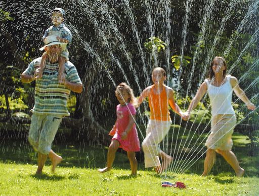 Immer größer wird der Kreis jener, die mithilfe einer Regenwassernutzungsanlage ihren Garten zum  Blühen bringt.