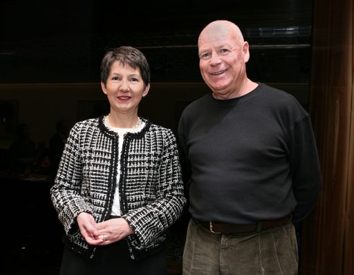 Nationalratspräsidentin Barbara Prammer und der US-Geschichtslehrer Ron Jones, der Erfinder des Experiments "Die Welle", bei der heutigen Pressekonferenz im Wiener Parlament.