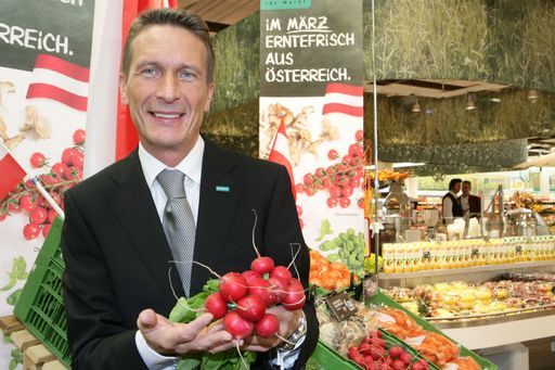  MERKUR Vorstand Manfred Denner zum vierten Markt in Tirol, der am 6. März in der Innsbrucker Olympiastraße 11 eröffnet wird, im Bild Manfred Denner (Vorstand MERKUR Warenhandels AG)
http://pressefotos.at/m.php?g=1&u=58&dir=200803&e=20080305_m&a=event