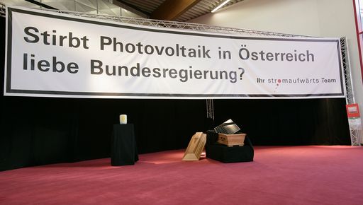  "Die ganze Welt setzt auf sauberen Strom, gewonnen direkt aus dem Sonnenlicht, nur in Österreich versetzt die Bundesregierung diesem aufstrebenden Industriezweig den Todesstoß", beklagt Rosemarie Gmeiner, Geschäftsführerin der Vorarlberger Firma stromaufwärts Photovoltaik GmbH. Symbolträchtig stellt daher die engagierte Mannschaft von stromaufwärts auf der Welser Energiesparmesse einen Sarg, in der diese Zukunftstechnologie zu Grabe getragen wird, zur Schau.