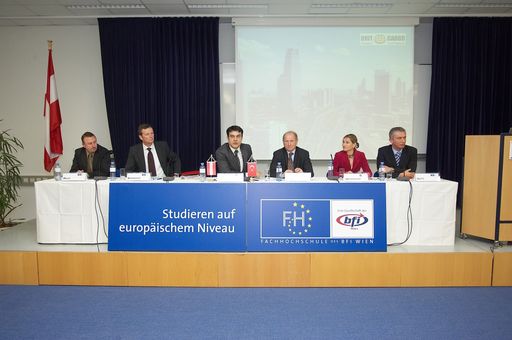 Im Bild v.l.n.r.: Mag. Christian Malus (Studiengangsleiter FH bfi Wien), Prof. (FH) Dr. Andreas Breinbauer (Vizerektor FH bfi Wien), Caglayan Caliskan (Caliskan & Network), Prof. (FH) Dr. Rudolf Stickler (Rektor FH bfi Wien), Mag. Monika Unterholzner (Leiterin Europaservice WWFF) und Mag. Davor Sertic, MBA (GF Unitcargo)